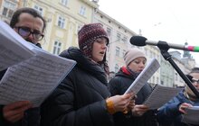 Фото 31: Впродовж дня охочі можуть набрати свяченої води з резервуару на площі Ринок