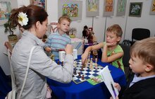 Фото 7: У Львові на Ярмарку дитячого дозвілля батькам роздають безкоштовний довідник дозвілля