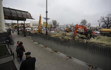 Фото 1: Реконструкція пл. Двірцевої: тривають роботи з влаштування каналізаційного колектора, а з 25 березня закривають проїзд до Автостанції