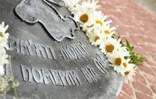 Фото 6: З нагоди вшанування пам'яті людей, які померли від епідемії ВІЛ/СНІДу, у Львові відкрили пам’ятний знак