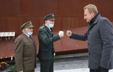 Фото 6: На Меморіалі Героїв Небесної Сотні вояки братства ветеранів УПА підняли національний стяг