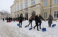 Фото 2: Працівники мерії Львова знову вийшли на прибирання міста від снігу