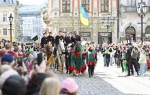 Фото 7: На День міста у центрі Львова замайоріли прапори військових та оборонних сил України (фото/відео)