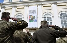 Фото 11: На День міста у центрі Львова замайоріли прапори військових та оборонних сил України (фото/відео)