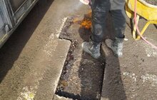 Фото 1: На вулицях міста проводять поточний ремонт доріг з ліквідації гостроаварійних ям холодним асфальтом