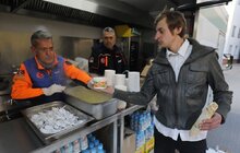 Фото 4: Біля університету ветеринарної медицини працює мобільна кухня для вимушено переміщених українців