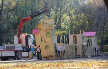 Фото 5: У парку Франка почали встановлювати унікальну ігрову зону «Лис Микита»