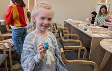 Фото 2: Традиція, що єднає покоління: у Львові діти Захисників і Захисниць України створювали великодні писанки