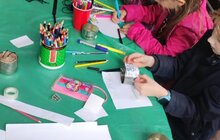 Фото 1: У Львові діти виготовляють окопні свічки на передову
