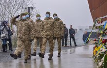 Фото 11: На Меморіалі пам’яті Героїв Небесної Сотні традиційно підняли синьо-жовтий стяг
