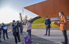 Фото 14: На Меморіалі Героїв Небесної сотні підняли синьо-жовтий стяг та привітали волонтерів з їхнім днем