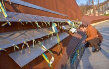 Фото 16: На Меморіалі Героїв Небесної сотні підняли синьо-жовтий стяг та привітали волонтерів з їхнім днем