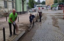 Фото 13: «До прибирання міста було задіяно сьогодні 1694 працівники комунальних підприємств і 72 одиниці техніки», - І. Маруняк