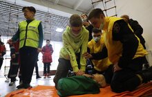 Фото 5: Інструктори університету безпеки життєдіяльності навчають школярів надавати домедичну допомогу та поводитись в надзвичайних ситуаціях