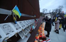 Фото 6: У Львові на Меморіалі пам’яті Героїв Небесної Сотні в небо зринули десятки світлових променів