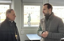 Фото 3: Архієпископ Мечислав Мокшицький відвідав найбільше модульне містечко та поспілкувався з його мешканцями