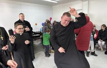 Фото 9: Архієпископ Мечислав Мокшицький відвідав найбільше модульне містечко та поспілкувався з його мешканцями