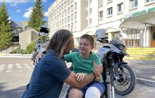 Фото 4: Відомі британські мотомандрівники зібрали гроші для допомоги маленьким українцям