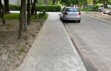 Фото 2: На вул. Тролейбусній облаштували доступність прибудинкової території біля будинку, де проживає дитина на кріслі колісному