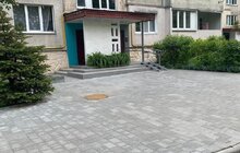 Фото 5: На вул. Тролейбусній облаштували доступність прибудинкової території біля будинку, де проживає дитина на кріслі колісному