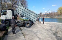 Фото 3: У міських парках оновили зони з піском: берег озера та ігрові майданчики для дітей
