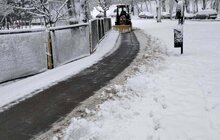 Фото 2: 84 одиниці спецтехніки та понад 1200 двірників прибирають місто від снігу