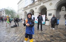 Фото 18: У Львові на пл. Ринок триває «Обливаний понеділок»