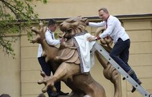 Фото 9: Найбільшого львівського лева вже одягнули у вишиванку