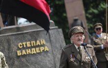 Фото 10: У День Героїв у Львові поклали квіти до пам’ятника Степану Бандері та інших захисників України