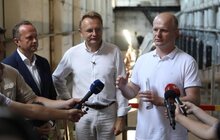 Фото 11: Мер Львова спільно з міністром екології оглянули очисні споруди, де працівники продемонстрували технологію очищення стічних вод від поліетилену