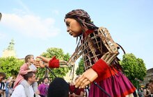 Фото 10: Андрій Садовий подарував ляльці-символу дітей-біженців прапор України