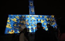 Фото 9: До річниці повномасштабної війни в Україні, швейцарський митець Геррі Хофштеттер підсвітив будівлі у Львові