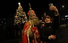 Фото 10: Львівську ялинку прикрасили стилізованим протитанковим їжаком