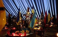Фото 15: У Львові в пам’ять про українських Героїв у небо запустили символічні світлові промені