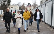Фото 2: Відомий шеф-кухар Євген Клопотенко вже два місяці привозить їжу для переселенців у модульні містечка Львова (відео)