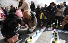 Фото 5: У Львові провели мирну акцію «ДЕ ТИ», присвячену річниці трагедії в маріупольському театрі