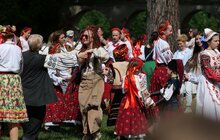 Фото 1: У Митрополичих садах Львова вдруге відбулися «Великодні гаївки з Владиками»
