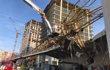 Фото 1: Водійку крану, яка постраждала сьогодні внаслідок падіння крану на господарські будівлі на просп. Червоної Калини, доставлено до лікарні