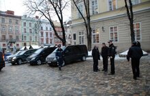 Фото 8: На пл Ринок без жодного погодження припаркували 10 машин 