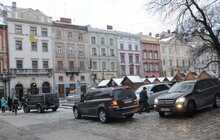 Фото 15: На пл Ринок без жодного погодження припаркували 10 машин 