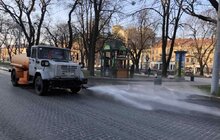 Фото 1: Комунальні служби Львова проводять миття вулиць