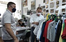 Фото 12: Мер нагородив дипломом колектив ТзОВ «Маріо» за пошиття захисних костюмів для медиків під час карантину