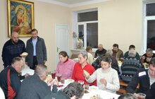 Фото 2: На Святвечір бездомні спільно розділили трапезу за різдвяним столом
