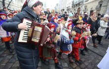 Фото 3: У переддень Різдва у Львові встановили Різдвяного Дідуха