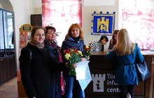 Фото 4: Сьогодні відвідувачам туристично-інформаційних центрів Львова дарували квіти