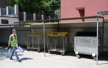Фото 7: Всі контейнерні майданчики Львова ознакують наліпками з роздільним сортуванням відходів