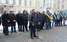 Фото 11: З нагоди відкриття ХХІІІ зимових Олімпійських Ігор у Львові підняли Державний прапор України