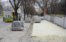 Фото 9: На вул. Княгині Ольги тривають роботи з будівництва велодоріжки