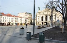 Фото 1: На пр Свободи облаштували 30 нових лавок та 15 урн