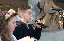 Фото 5: У школах міста урочисто святкують закінчення навчального року